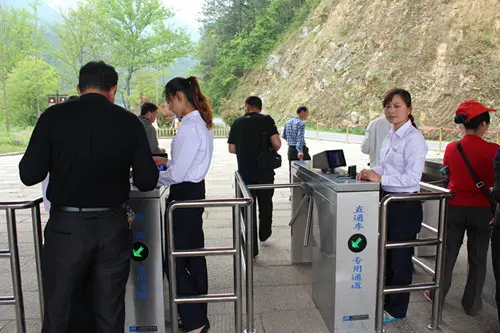 那么景區(qū)通道閘如何選擇？景區(qū)通道閘選擇要注意哪些問題？